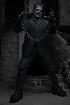 NECA Frankensteins Monster - Ultimate Monster Actionfigur (schwarz/weiß) 27 NECA Frankensteins Monster - Ultimate Monster Actionfigur (schwarz/weiß) -Spielzeugverkauf 0480511