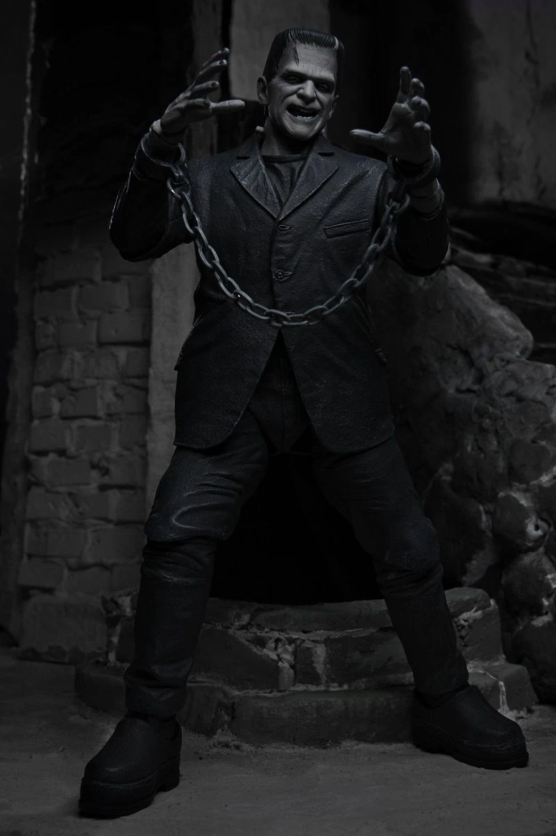 NECA Frankensteins Monster - Ultimate Monster Actionfigur (schwarz/weiß) 12 NECA Frankensteins Monster - Ultimate Monster Actionfigur (schwarz/weiß) – Bild 12