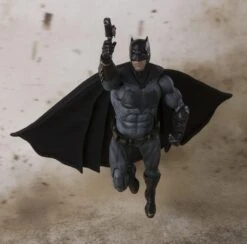 Justice League - Batman - S.H.Figuarts Figur -Spielzeugverkauf 3ea05dfdeb0e3cce25744b54012628392a47a2a5f5fcadb811371a9105036db9