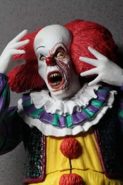 NECA IT - Ultimate Pennywise Actionfigur (1990 Miniseries) -Spielzeugverkauf fae626fa39271c5ecb9581a03e0b5d9d2de51501d04a913ade71bd9dfd92f5ac